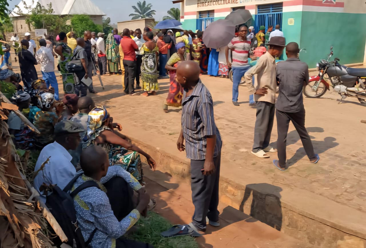 Des agriculteurs de Bubanza à l’ouest du Burundi à un point de distribution des engrais chimiques en octobre 2026.