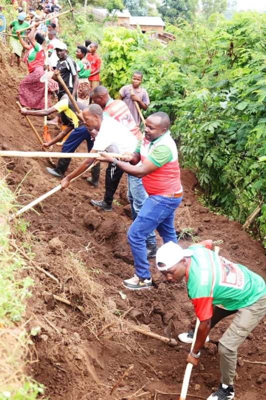CNDD-FDD Mobilizes Community for Road Development on Gishingano Hill