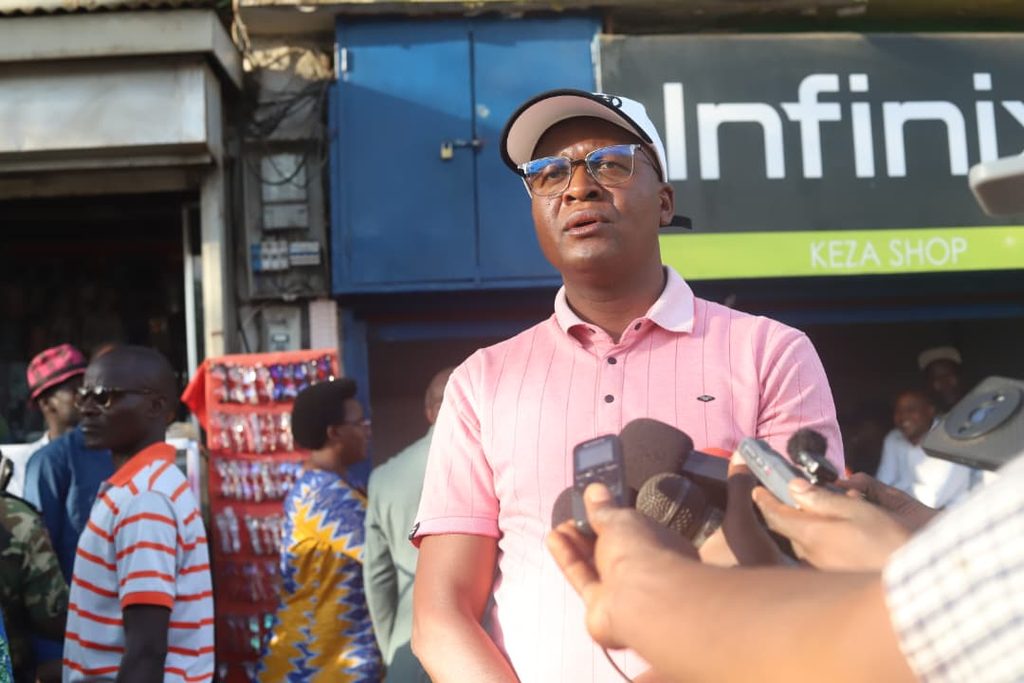 Prime Minister Pledges Support for Fire-Hit Merchants